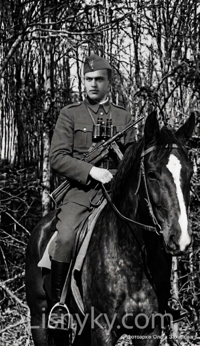 Український військовик верхи на коні