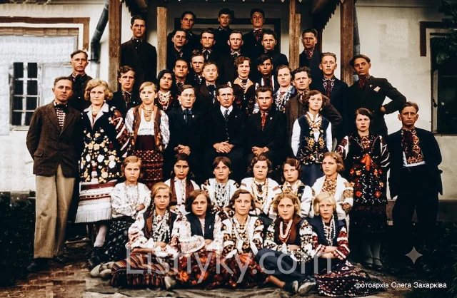Велика групова світлина мешканців Лісників