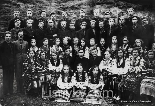 Велика архівна групова світлина мешканців Лісників
