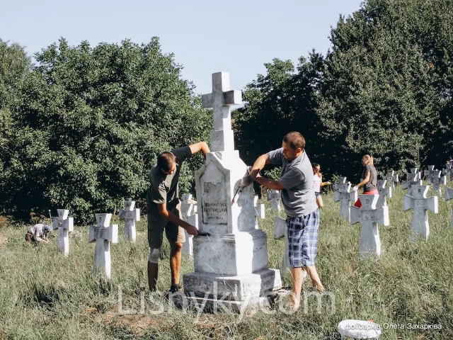 Відновлення меморіального простору в Лісниках