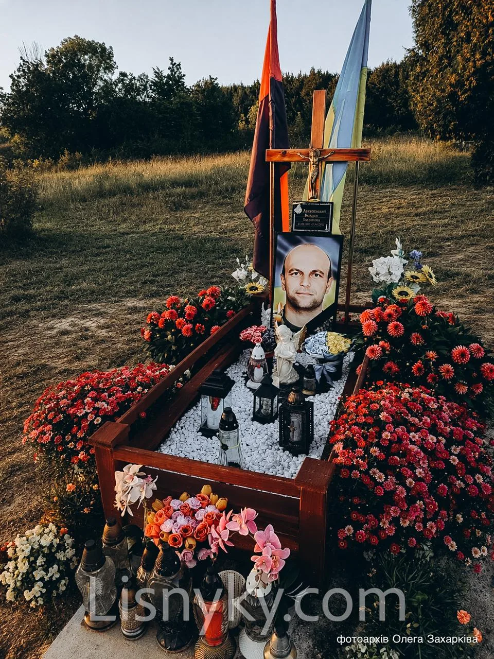 Могила військовослужбовця ЗСУ Богдана Добрянського у селі Лісники