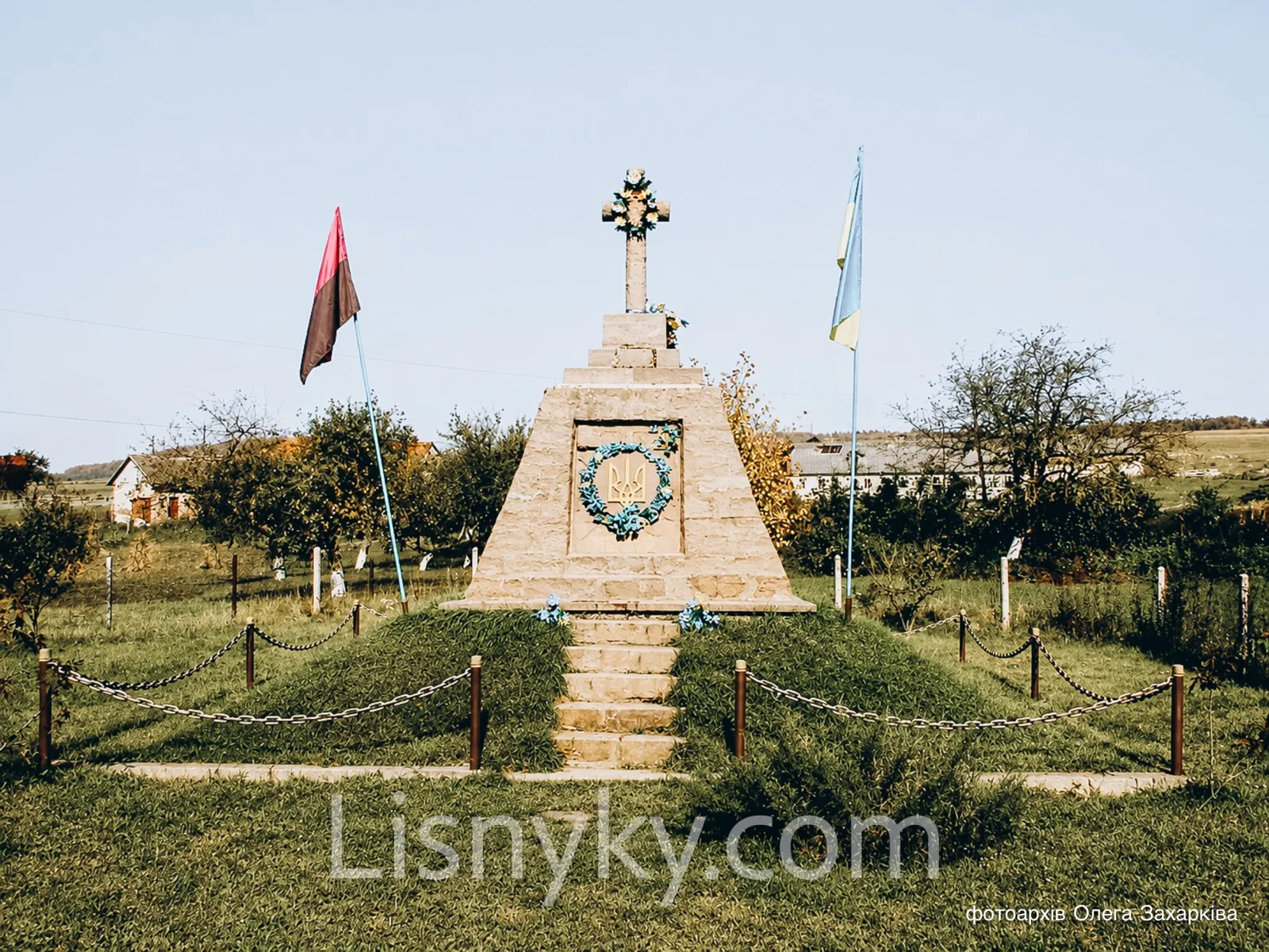 Символічна могила борцям за волю України у селі Лісники