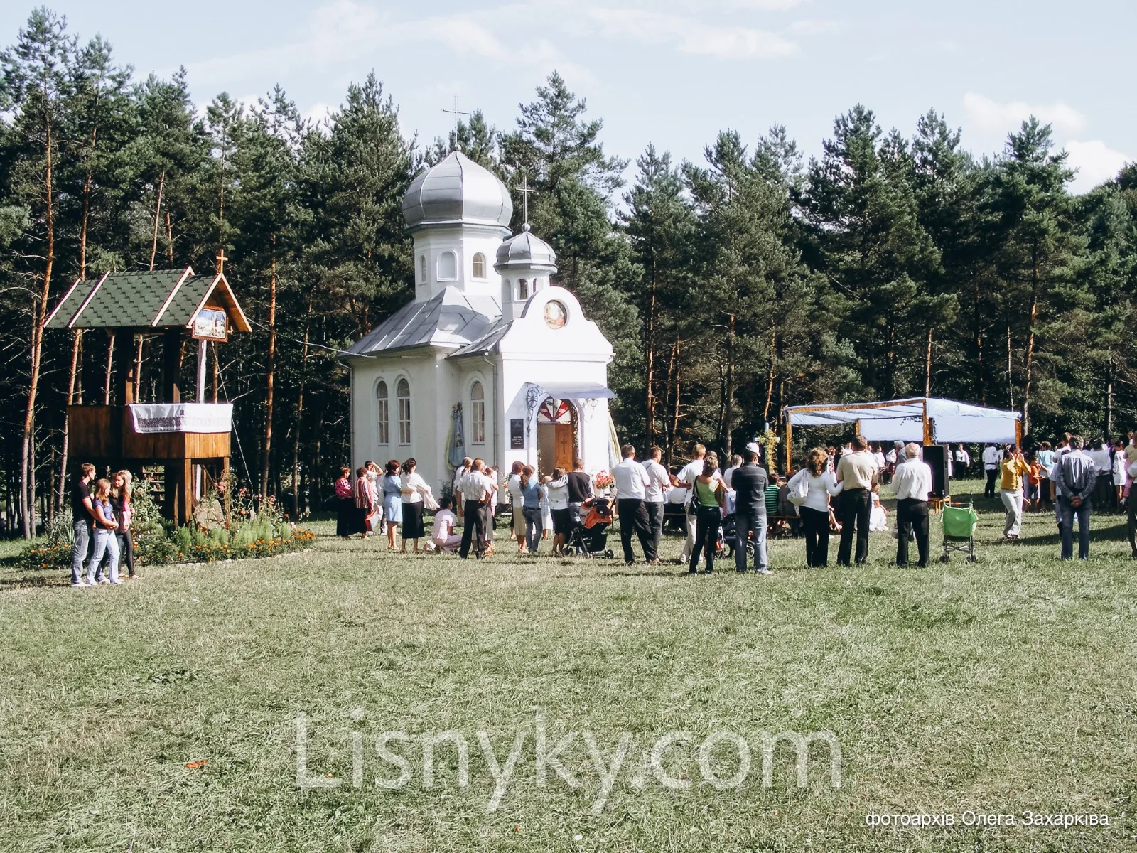 Церквиця в урочищі Монастирок під час громадського зібрання