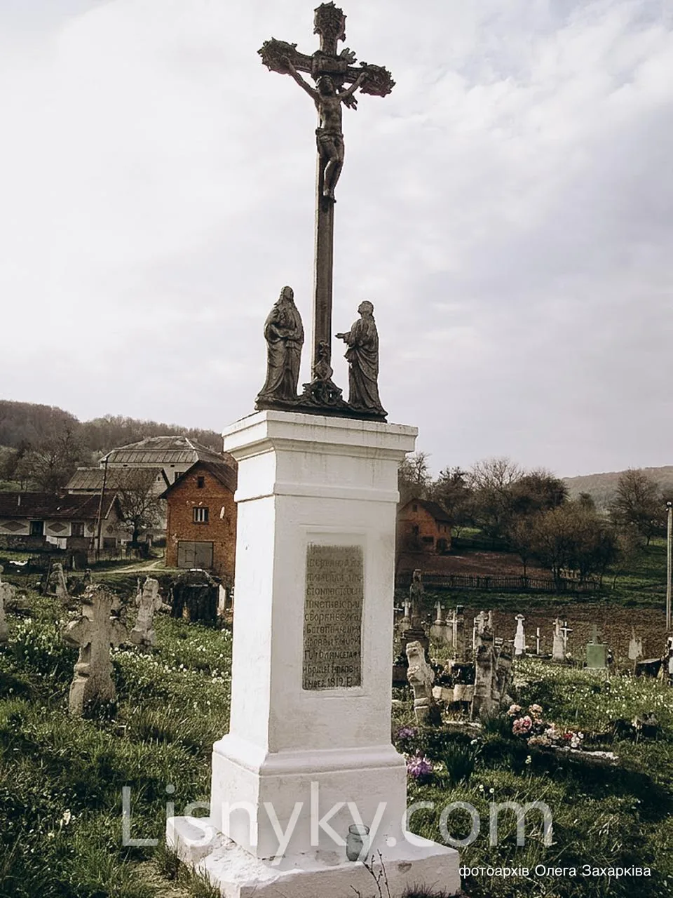 Пам’ятний знак на місці колишньої дерев’яної церкви у Лісниках