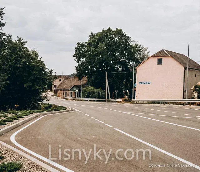 Центр села Лісники