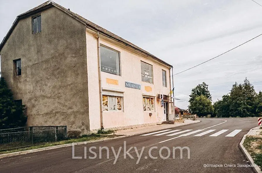 Магазин у центрі села Лісники на місці колишньої єврейської крамниці